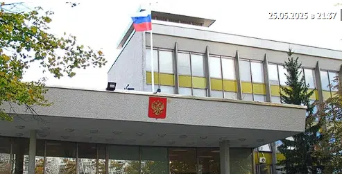 На посольство рф у Швеції дрон скинув ємність із фарбою