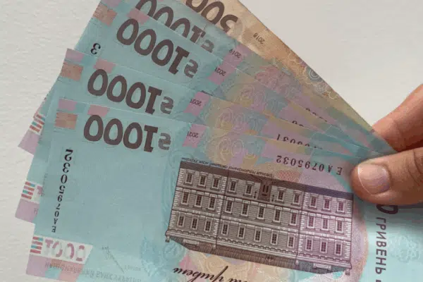 ФОП виїхав за кордон — чи треба платити податки в Україні