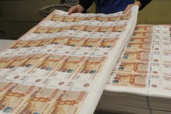 Центробанк РФ запустив друкарський верстат на 15 трлн рублів заради продовження війни