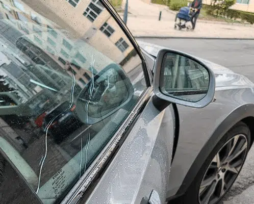 Авто польського євродепутата обстріляли у Брюсселі