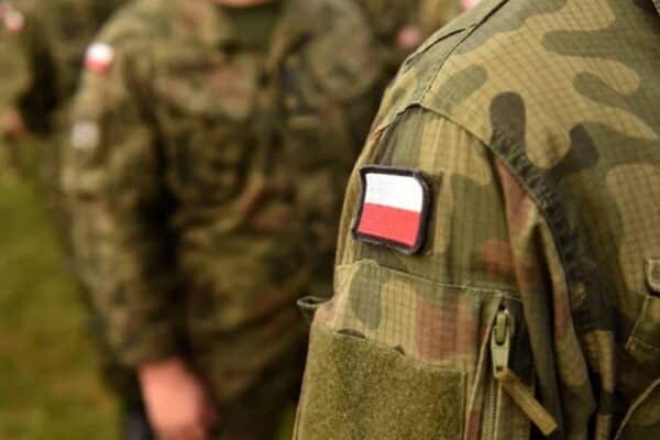Армія Польщі заборонила ввезення китайських авто на військові об’єкти