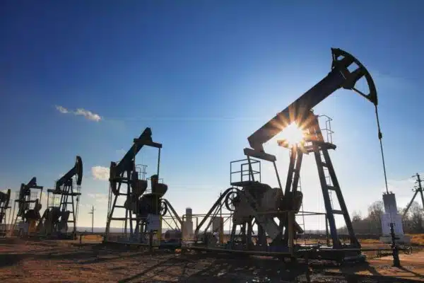 Доходи РФ від нафти і газу в лютому скоротяться майже вдвічі