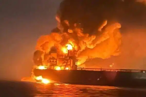 У Середземному морі загорівся російський танкер зі зрідженим газом