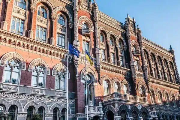 Угорщина затримала інкасаторські автомобілі Ощадбанку та співробітників бригади інкасації