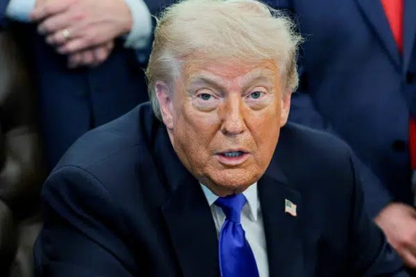Трамп анонсував виведення кораблів, які застрягли в Ормузькій протоці