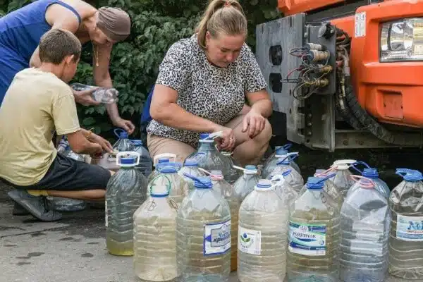 Води нема, але ви тримайтесь. Російські чиновники визнали, що задовільнити мінімальні потреби міст окупованої Донеччині вони не здатні