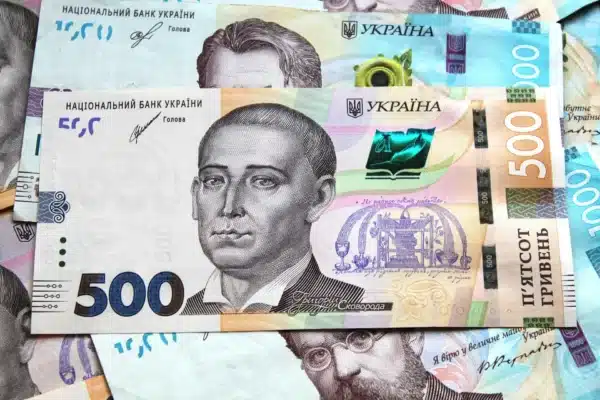 Середня зарплата в Україні зростає: де платять найбільше