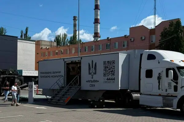 Еліта СБУ у Вінниці: біля ТРЦ «Мегамолл» розгорнули унікальний мобільний рекрутинговий комплекс