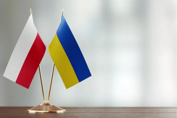 Українцям у Польщі змінюють правила підтримки: кого зачеплять житло, робота і статус UKR