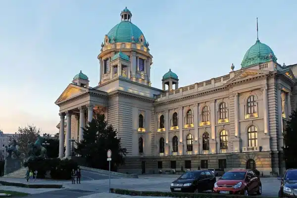 У Сербії почалися дострокові парламентські вибори